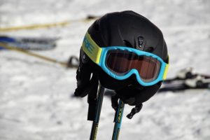 casco-de-esqui-con-gafas-300x200